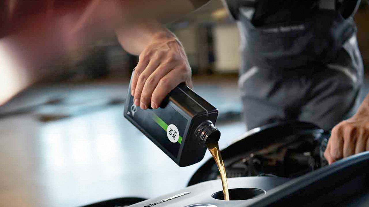 Рука протирает капот MINI салфеткой из микрофибры.